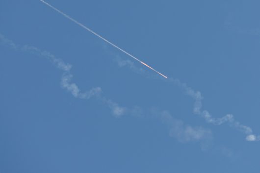 이란의 탄도미사일이 이스랑ㄹ 헤브론 상공에서 낙하하고 있다. 로이터=연합