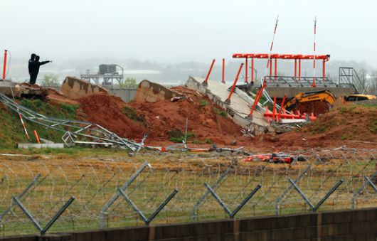 지난 4월 22일 전남 무안국제공항에서 제주항공 여객기 사고 원인을 조사 중인 항공철도사고조사위원회 관계자들이 방위각 시설(로컬라이저) 현장 조사하고 있다. 연합뉴스