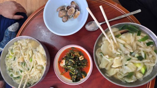 충남 태안 오일장에서 맛볼 수 있는 칼국수와 수제비. 한 그릇에 6000원으로 오일장을 찾는 방문객은 물론 인근 주민들의 발길이 이어졌다. 신진호 기자