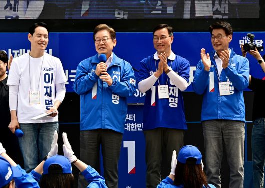 5월 22일 이재명 당시 더불어민주당 대선후보가 제주시 동문로터리에서 열린 유세에 참석해 제주도에 지역구를 둔 김한규·위성곤·문대림 의원을 소개하고 있다. 김성룡 기자