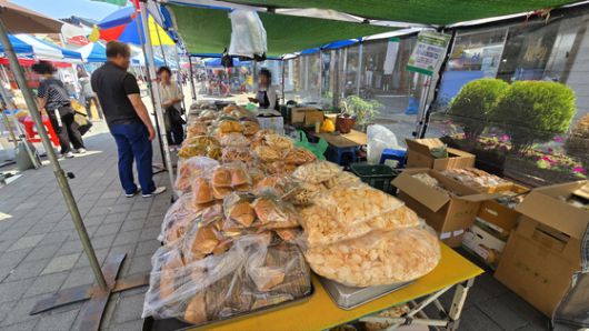 지난 18일 오전 충남 태안군 태안읍에서 열린 오일장에서 방문객들이 물건을 사기 위해 상인들과 흥정하고 있다. 신진호 기자