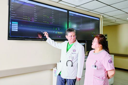 병동 모니터로 입원 환자의실시간 활력 징후를 살피는 한상진 센터장(왼쪽)과 오신명 수간호사.