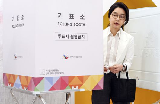 김건희 여사가 제 21대 대통령 선거일인 지난 3일 오전 서울 서초구 원명초등학교에 마련된 서초4동 제3투표소에서 기표를 마치고 있다. 뉴스1