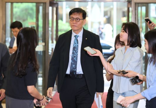 이창용 한국은행 총재가 23일 오후 서울 중구 은행연합회에서 열린 은행장 간담회에 참석하고 있다.   이 총재는 이 자리에서 가계부채 관리 및 대내외 경제 환경에 따른 금융시장 안정 방안 등을 논의할 예정이다. 뉴스1
