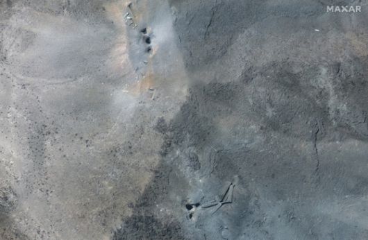 22일 촬영된 이란 포르도 핵시설 위성사진(위)과 지난 13일 촬영된 같은 지역 위성 사진(아래). 13일 사진에서는 주변 산악지역 색깔이 갈색이다. 22일에는 이 지역 색깔이 회색으로 변했다. AFP=연합뉴스