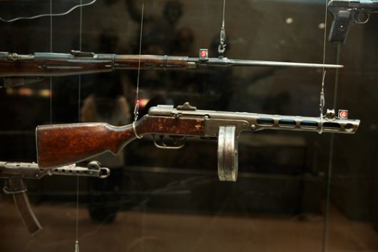 1941년 개발된 소련의 PPSH-41 '슈파긴' 기관단총은 1분당 최대 900발까지 가능한 최신식 무기였다.