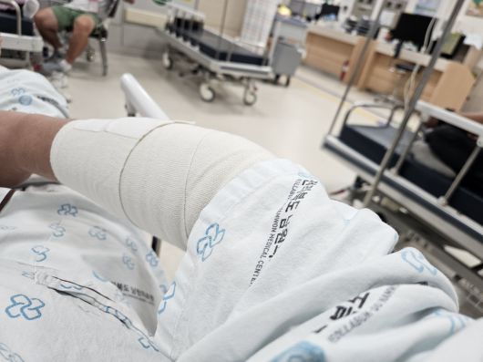 응급 치료를 받은 '남원 싱크홀 사고' 피해자 박모(46)씨. 사진 박씨