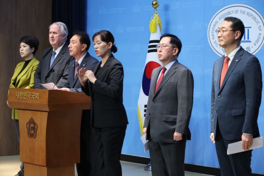 국민의힘 외교통일위원회 위원들이 23일 서울 여의도 국회 소통관에서 ″중동발 리스크 대응할 기회인 나토 정상회의 불참은 잘못된 결정″이라며 성명서를 발표하고 있다. 연합뉴스