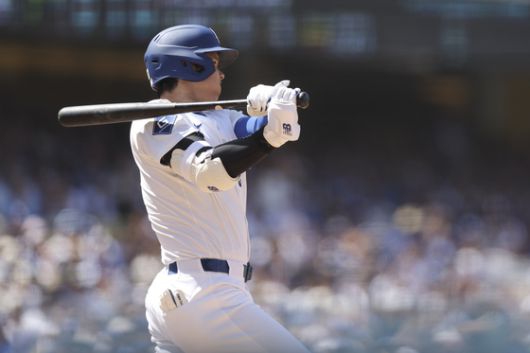7회 무사 만루 찬스에서 3루타를 때려내는 오타니. AP=연합뉴스