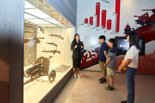 6·25전쟁 당시 소련서 무기를 지원받은 북한군에 비해 국군은 무기가 빈약했다는 윤수정(맨 왼쪽) 해설사 설명을 듣는 소중 학생기자단.