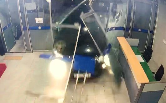 23일 오후 8시 23분쯤 40대 남성이 스포츠유틸리티차(SUV)를 몰고 경찰서 유리창을 뚫고 경찰서 내부로 돌진하고 있다. 사진 전남 순천경찰서