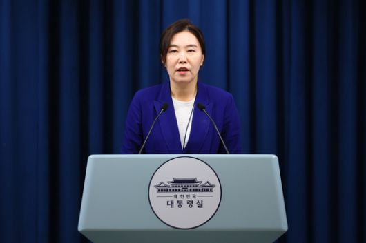 강유정 대통령실 대변인이 23일 서울 용산구 대통령실 청사에서 현안 관련 브리핑을 하고 있다. 대통령실사진기자단