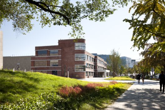 경성의학전문학교 부속의원 시절의 붉은 벽돌 외관으로 복원된 서울관 전경. 박영채 촬영. [사진 MPART]