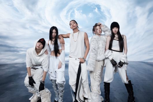 'ALLDAY PROJECT'는 여성 멤버 3인, 남성 멤버 2인으로 구성된 그룹으로, 기존 K팝 팀들이 흔히 시도하지 않은 멤버 구성을 택함으로써 새로움과 다채로움을 추구하고 있다. 사진 더블랙레이블