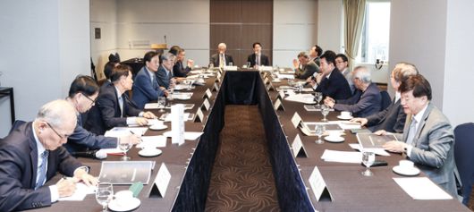 왼쪽부터 이근관 교수, 권태환 회장, 박홍규 교수, 김광두 원장, 홍석현 한반도평화만들기 재단 이사장, 박문수 회장, 정재정 명예교수, 이원덕 교수, 조양현 교수, 신각수 전 주일대사, 김병연 교수, 양기호 교수, 서석숭 부회장, 조용병 회장, 이혁 전 주베트남 대사, 김진표 전 국회의장, 최상용 명예교수, 이하경 대기자, 신현호 변호사. 김경록 기자