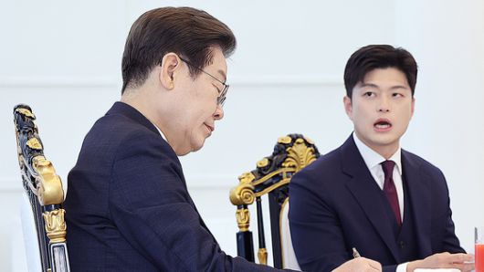 이재명 대통령이 22일 서울 한남동 관저에서 열린 여야 지도부 오찬 회동에서 기념촬영하고 있다. 왼쪽부터 국민의힘 송언석 원내대표, 김용태 비상대책위원장, 이 대통령, 더불어민주당 김병기 당대표 직무대행 겸 원내대표. 김현동 기자