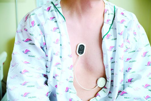 웨어러블 심전도기를 부착한 환자.