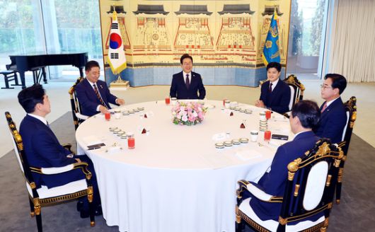 이재명 대통령과 여야 지도부가 22일 오찬 회동에 앞서 기념촬영을 하고 있다. 김현동 기자