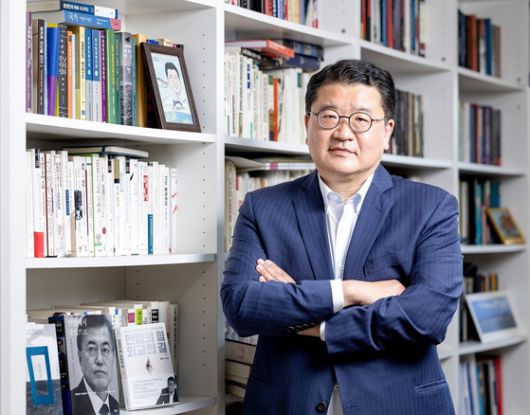 최종건 전 외교부 제1차관(현 연세대학교 정치외교학과 교수)은 “남북 협력 프로젝트는 단순히 ‘민족 공동체 회복’ 차원에서 추진되면 안 된다”며 그 이유로 “오래 지속되지 못한다”고 짚었다. 월간중앙과 인터뷰하는 최 전 차관. 김정훈 기자