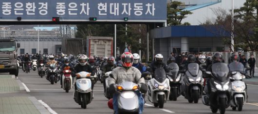 현대차 울산공장에서오전 출근조 근로자들이 퇴근하는 모습. 뉴스1