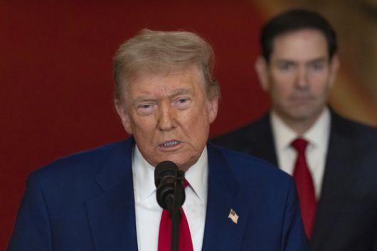 24일(현지시간) 이란이 발사한 미사일이 이스라엘의 공중방어시스템에 의해 상공에서 요격된 뒤 연기 자국을 내고 있다. AP=연합뉴스