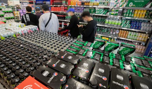 서울 시내의 한 대형마트에 콜라·사이다 등 탄산음료가 진열돼 있다. 뉴스1