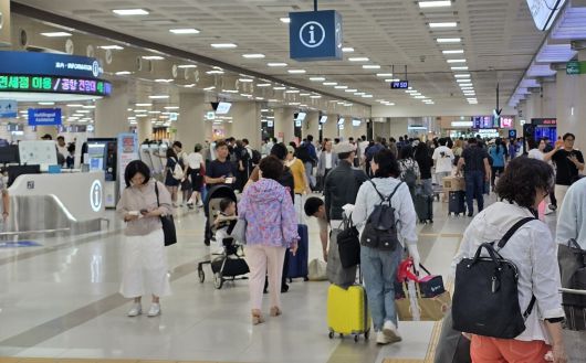 6월 12일 제주국제공항 3층 출국장 항공사 카운터가 여행객들로 붐비고 있다. [중앙포토]