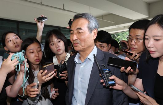 김건희 여사 의혹을 수사하는 민중기 특별검사가 24일 오전 서울 서초구의 사무실로 출근하며 취재진의 질문을 듣고 있다. 뉴시스