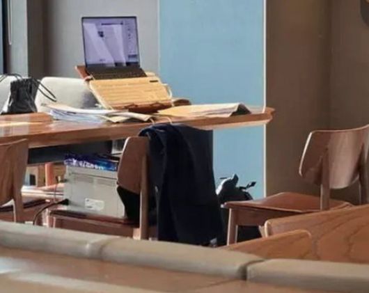 지난해 경상북도 안동시 한 스타벅스 매장에서도 프린터기 등을 설치한 카공족 사진이 공유되며 당시 온라인상에서 화제가 됐다. 사진 온라인 커뮤니티