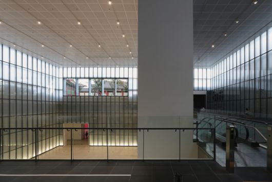 서울박스의 대형 창으로 옥첩당이 보이는 미술관 내부. 터의 역사를 자연스럽게 드러냈다. 건축전문사진작가 박영채·김종오, 민현준 촬영, [사진 MPART]