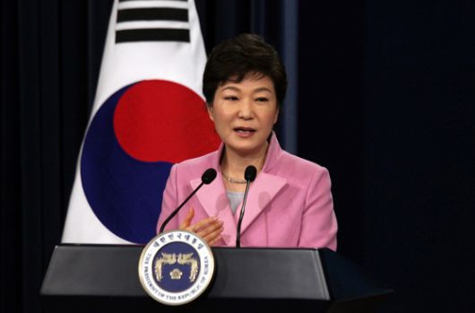 박 대통령, 취임 후 첫 기자회견 박근혜 대통령이 6일 오전 청와대 춘추관에서 열린 신년 구상 발표 및 내외신 기자회견을 하고 있다. 중앙포토