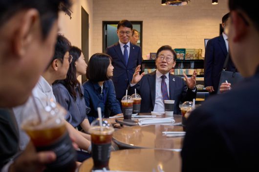 이재명 대통령이 10일 서울 용산구 대통령실 청사에서 점심 식사를 한 후 출입기자단과 '깜짝 티타임'을 갖고 있다. [사진 대통령실]