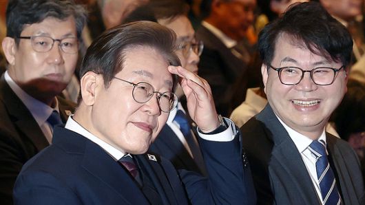 이재명 대통령이 지난 5월 대선 후보 시절 서울 영등포구 중소기업중앙회에서 열린 선거대책위원회 직능본부 민생정책 협약식에서 자리하고 있다. 오른쪽은 현재 국정기획위원장을 맡은 이한주 당시 민주연구원장. 뉴스1