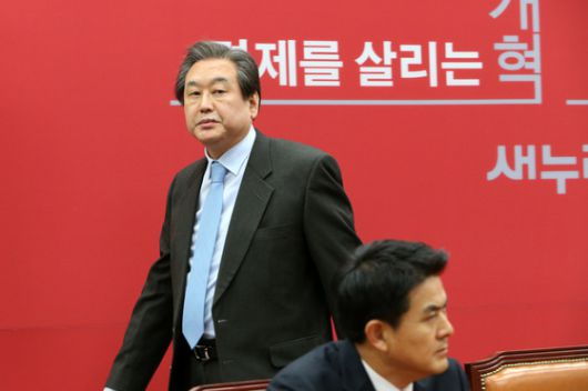 2016년 2월 18일 당 최고위원회의에서 당시 김무성 대표, 서청원 최고위원이 20대 총선 공천 방식을 둘러싸고 갈등하다 김 대표가 자리를 뜨는 모습.