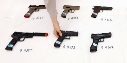 25일 서울 동대문구 서울경찰청 장한로 별관에서 범죄예방질서과 풍속범죄수사팀이 불법 모의총포 판매업체 운영자 및 개인 판매자를 검거한 뒤 압수한 물품들을 정리하고 있다.   수사팀은 온ㆍ오프라인에서 모의총포를 수입해 판매한 업체 대표와 운영자, 개인 판매자로부터 모의총포 총 820정을 압수했다. [연합뉴스]