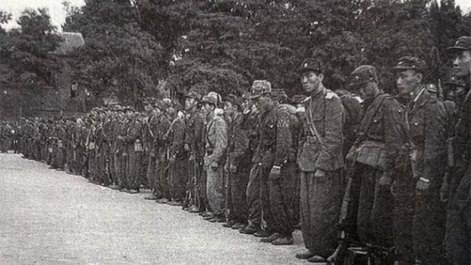 정병준의 저서 『한국전쟁: 38선 충돌과 전쟁의 형성』(2006년, 돌베개)에 실린 '강태무·표무원 월북 사건'의 실제 부대원들 모습.