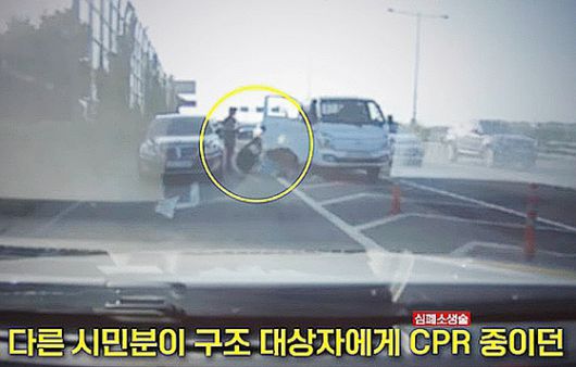 지난 11일 오후 6시쯤 올림픽대로를 지나던 차 안에서 쓰러진 60대 남성이 시민과 경찰의 신속한 대처로 생명을 구했다. 사진 유튜브 채널 ‘서울경찰’ 캡처