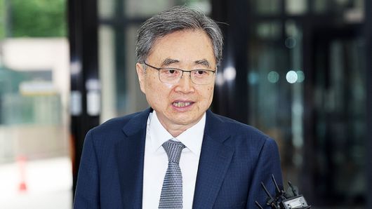 조현 외교부 장관 후보자가 24일 오전 서울 종로구 대우빌딩에 마련된 인사청문회 준비 사무실로 출근하며 취재진의 질문에 답하고 있다. 뉴스1