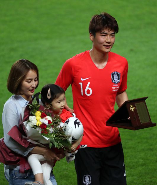 A매치 100경기 센추리 클럽에 가입한 기성용과 그의 아내 한혜진(왼쪽)씨와 딸 시온양. [연합뉴스]