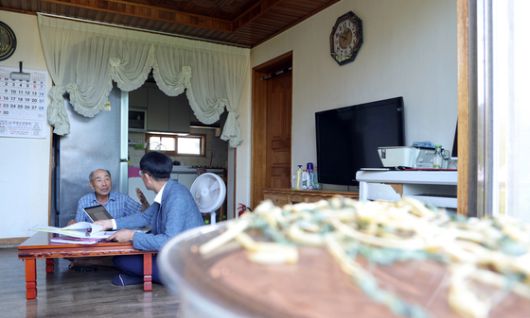 국방부 전사망민원조사단 고병현 조사관(오른쪽)이 11일 오전 경기도 양평 단월면 이선재씨의 자택에서 민원을 청취하고 아버지의 행적에 관한 조사를 하고 있다. 강정현 기자