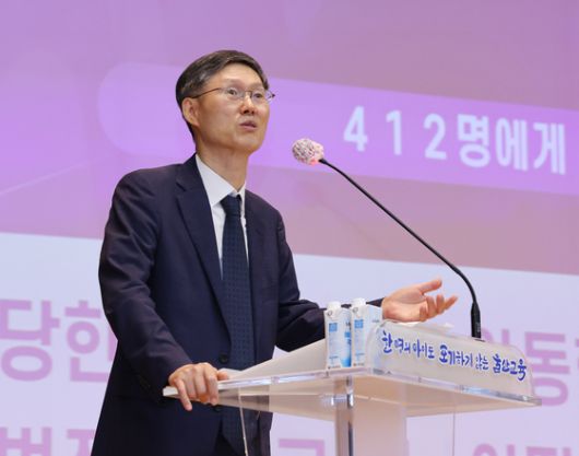 문형배 전 헌법재판소장 권한대행이 25일 울산시교육청 대강당에서 교직원 헌법 특강을 하고 있다. 연합뉴스