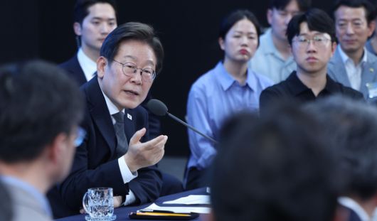 이재명 대통령이 25일 광주시 동구 국립아시아문화전당에서 열린 호남 지역발전을 위한 간담회에서 참석자들의 질문을 경청하고 있다. 대통령실사진기자단