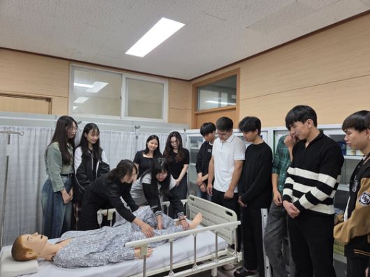 경기도 양주 서정대 외국인 유학생들이 요양보호사 교육 과정의 일환으로 환자 체위 변경 실습을 하고 있다. [사진 서정대]