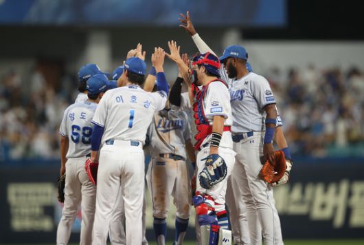 25일 대구 한화전에서 승리해 단독 5위가 된 뒤 승리 세리머니를 하는 삼성 선수들. 연합뉴스