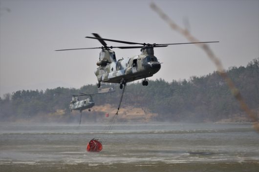 육군 치누크 헬기(CH-47)가 지난 3월 27일 경북 의성군 안계면 개천저수지에서 밤비바켓(물주머니)에 산불 진화용 물을 급수하고 있다. 육군 제공