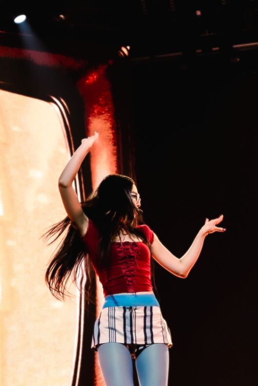 제니가 쇼케이스 공연 '더 루비 익스피리언스'에서 무대를 펼치고 있다. 사진 OA엔터테인먼트