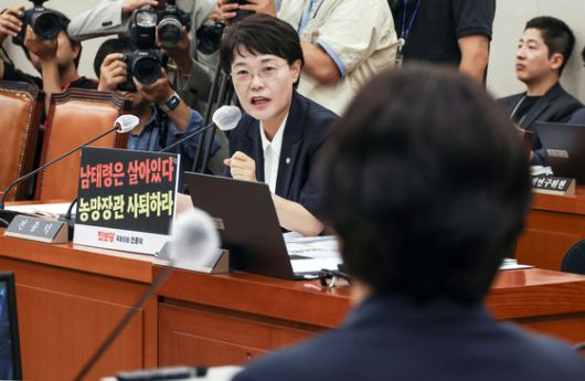 전종덕 진보당 의원이 25일 오후 국회에서 열린 농림축산식품해양수산위원회 전체회의에서 송미령 농림축산식품부 장관에게 자진사퇴를 촉구하고 있다. 김성룡 기자