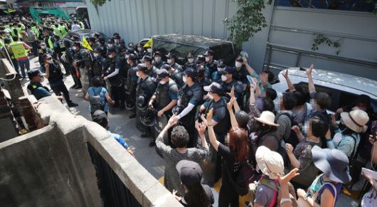 지난 2020년 6월 전광훈 목사가 담임목사로 있는 사랑제일교회 신도들이 서울 성북구 장위동 사랑제일교회 앞에서 법원의 명도 집행에 맞서 소리를 지르며 저항하고 있다. [연합뉴스]