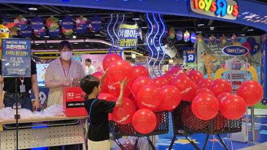 26일 롯데마트 그랑그로서리 구리점 토이저러스 매장 앞 한 어린이 고객이 이벤트 풍선을 가져가고 있다. 노유림 기자