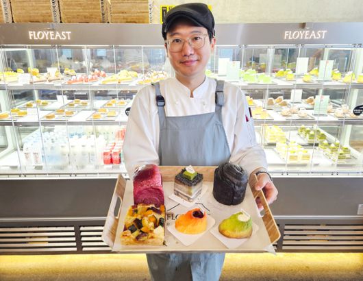 휘닉스 아일랜드 글라스 하우스에 최근 베이커리 카페 '플로이스트'가 오픈했다. 플로이스트를 지휘하는 정보영 제과장이 플로이스트의 대표 메뉴를 선보이고 있다. 손민호 기자